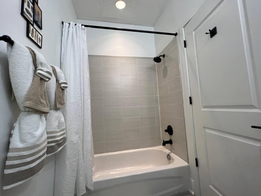 Cozy, High Rise, Large Studio Facing Downtown . Appartement Baltimore Buitenkant foto