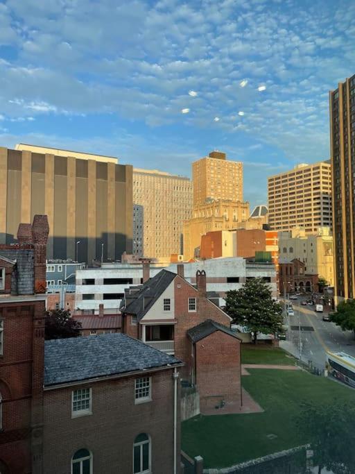 Cozy, High Rise, Large Studio Facing Downtown . Appartement Baltimore Buitenkant foto